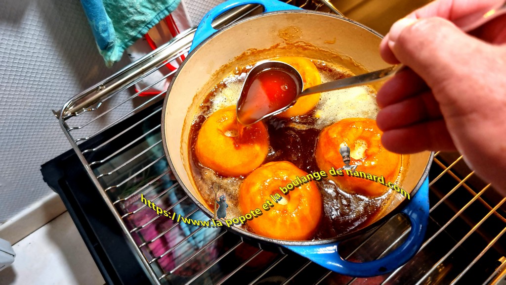 Arroser plusieurs fois les pommes pendant la cuisson avec le sirop