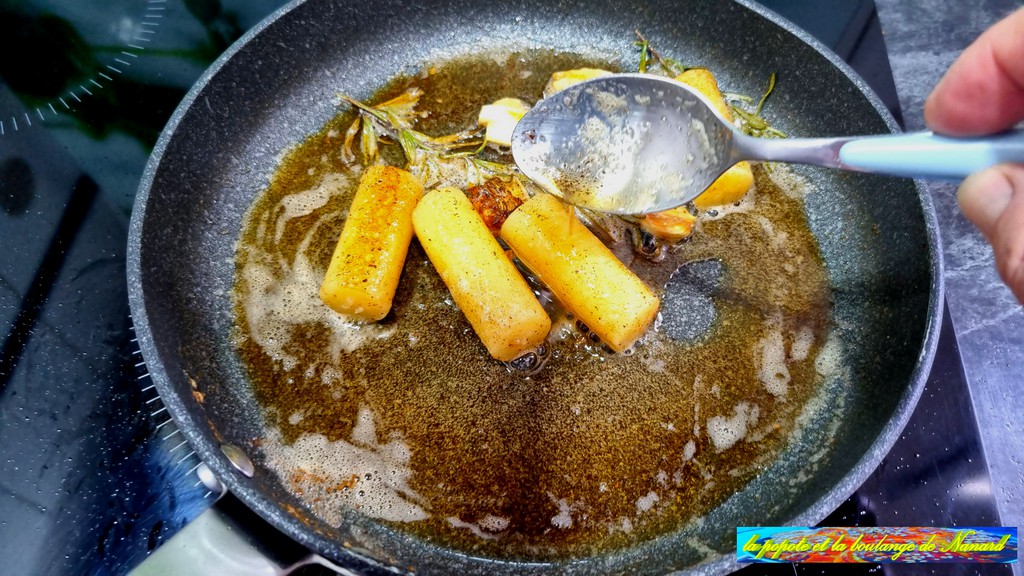 Arroser très souvent les pommes de terre du gras de la poêle