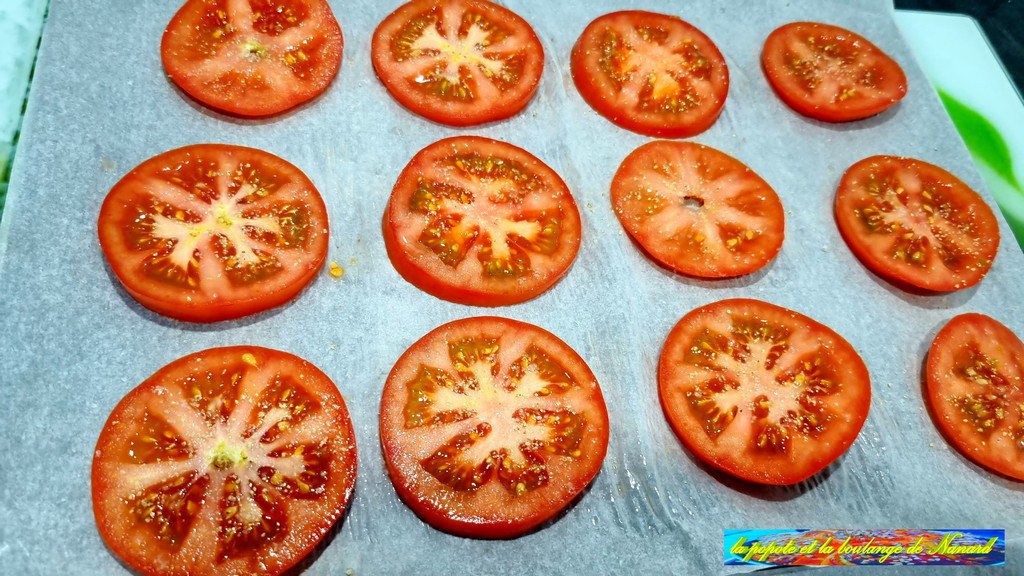 Assaisonner de sel et de poivre blanc les rondelles de tomates
