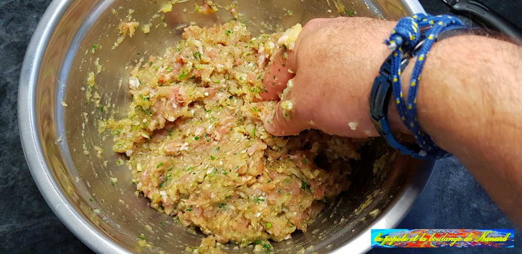 Assaisonner de sel et de poivre puis mélanger correctement avec les doigts
