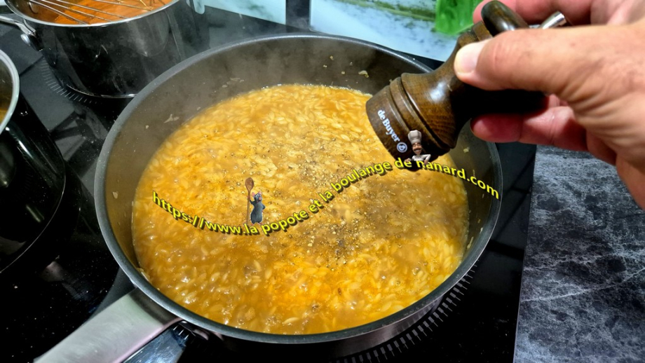 Assaisonner de sel fin et de poivre blanc du moulin