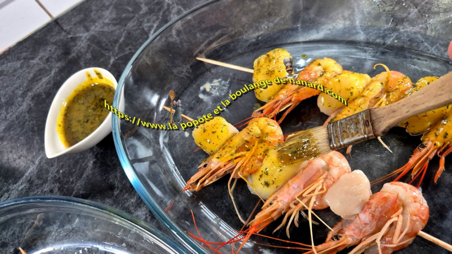 Badigeonner de marinade au citron la moitié des brochettes sur les deux faces