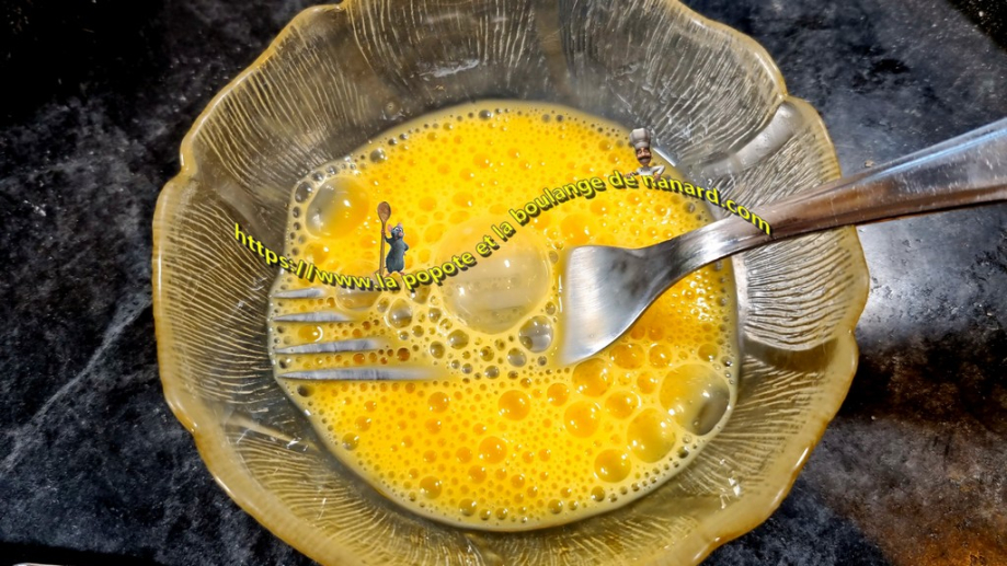 Batrre l\\\'œuf avec la cuillère à soupe de lait et la pincée de sel fin