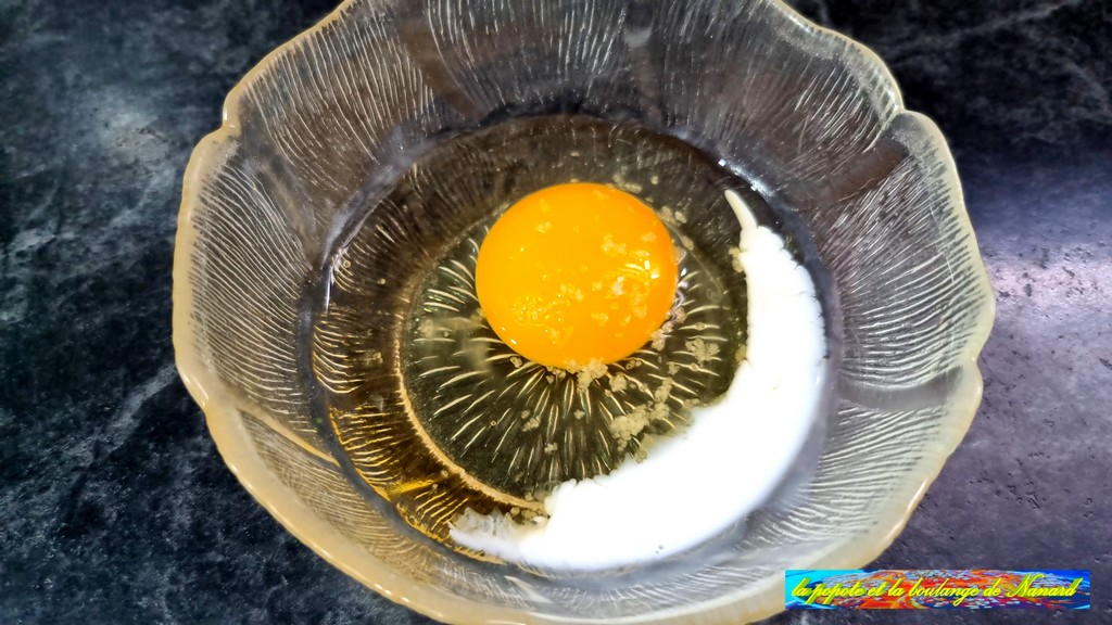 Battre dans un ravier l\\\'œuf, la cuillère à café de lait et une pincée de sel fin
