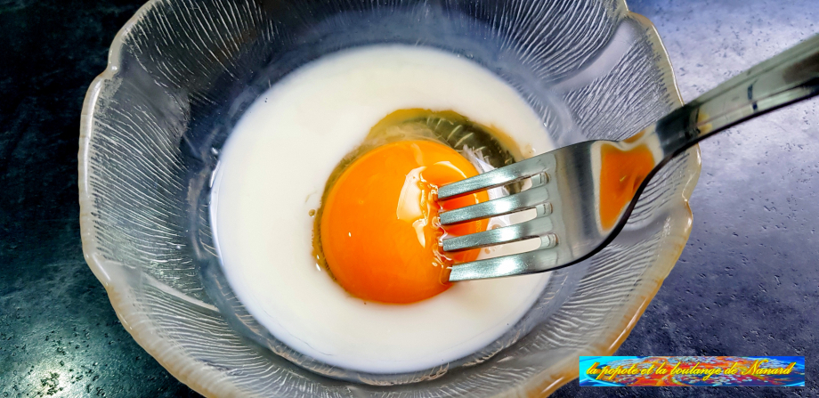 Battre l\\\'œuf avec une cuillère à soupe de lait