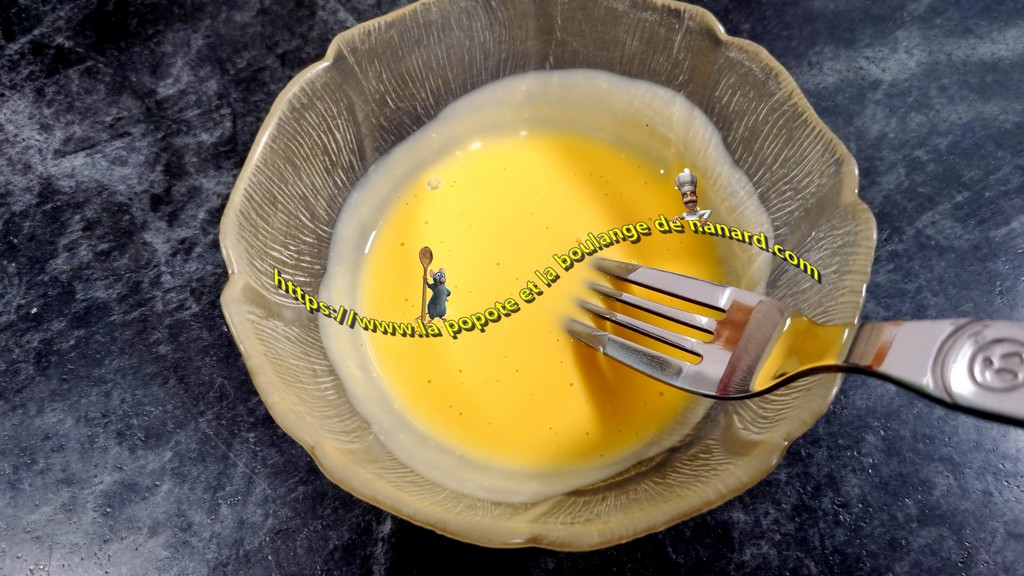 Battre le jaune d\\\'œuf avec la cuillère à soupe de crème