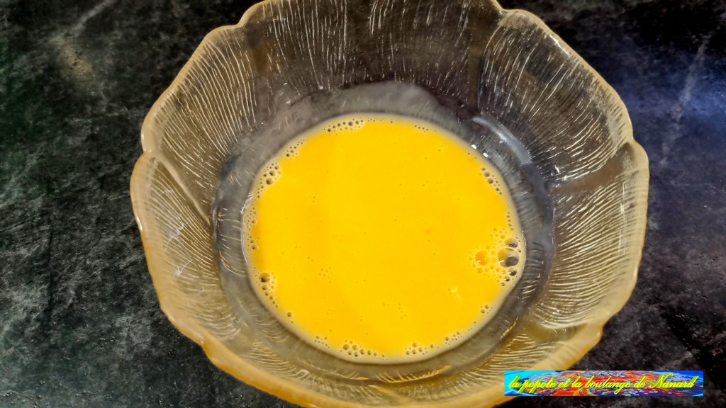 Battre le jaune d\\\'œuf avec la cuillère à soupe de lait dans un ravier