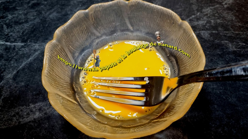 Battre le jaune d\\\'œuf avec une cuillère à soupe d\\\'eau dans un ravier