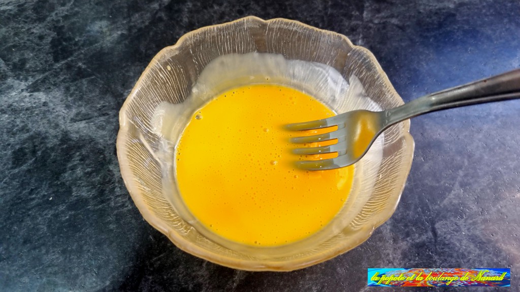 Battre les jaunes d\\\'œufs avec la crème liquide