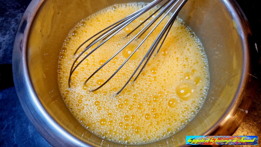 Battre les œufs dans un cul de poule avec du sel et du poivre