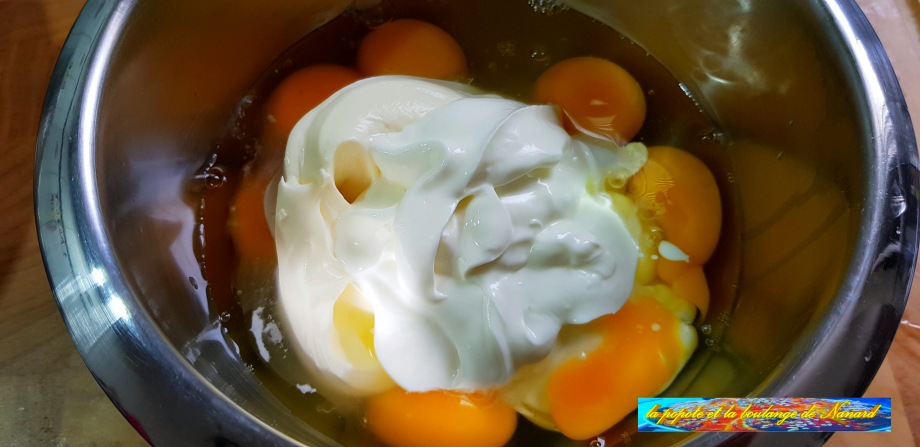 Battre les œufs et le jaune d\\\'œuf avec la crème dans un cul de poule