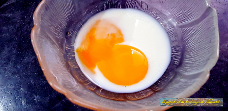 Battre un jaune d\\\'œuf avec 2 cuillères à  café de lait