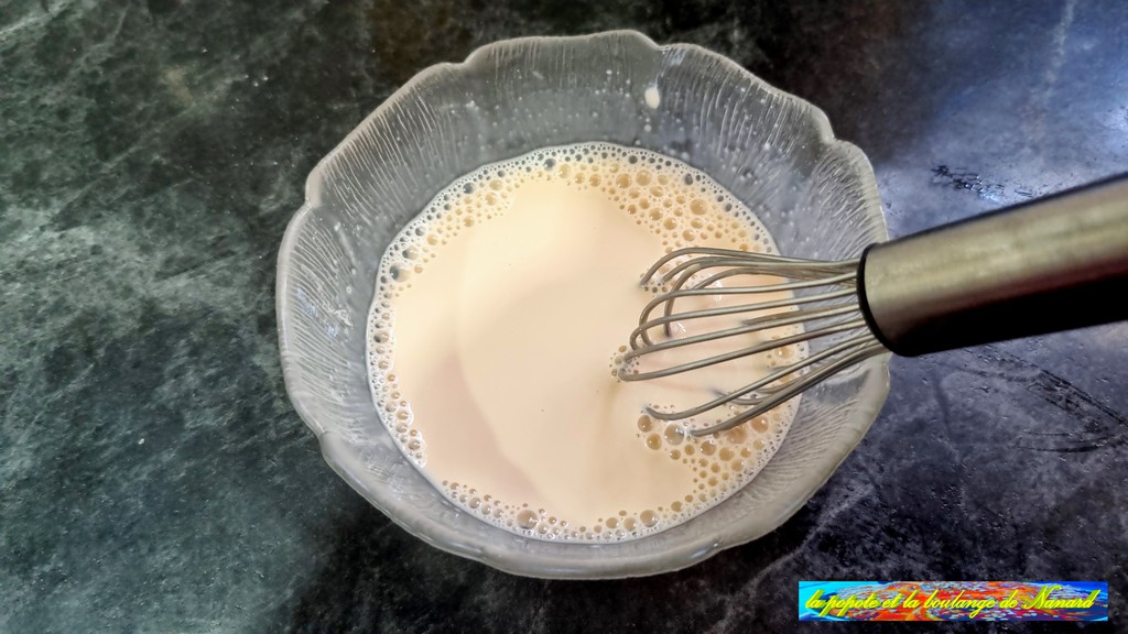 Bien délayer la levure dans le lait