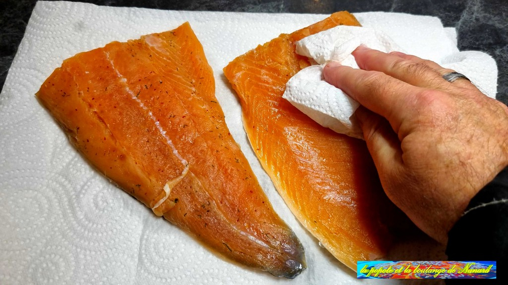 Bien essuyer le saumon avec du papier absorbant