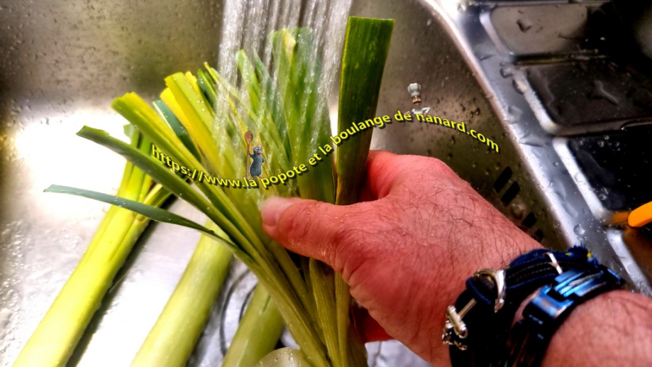 Bien laver les poireaux sous l\\\'eau courante en écartant les feuilles