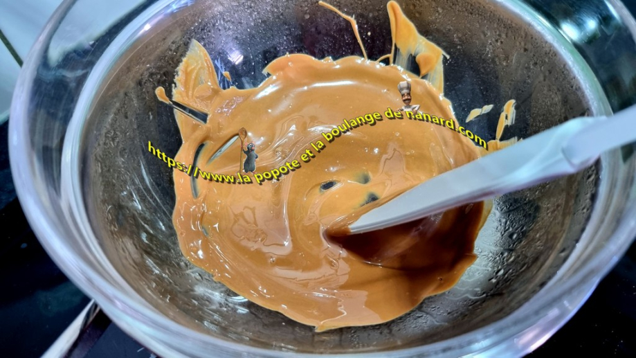 Bien lisser le chocolat à l\\\'aide d\\\'une spatule soupe