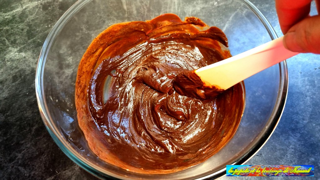 Bien mélanger à la spatule jusqu\\\'à ce que toute la crème soit mélangée au chocolat