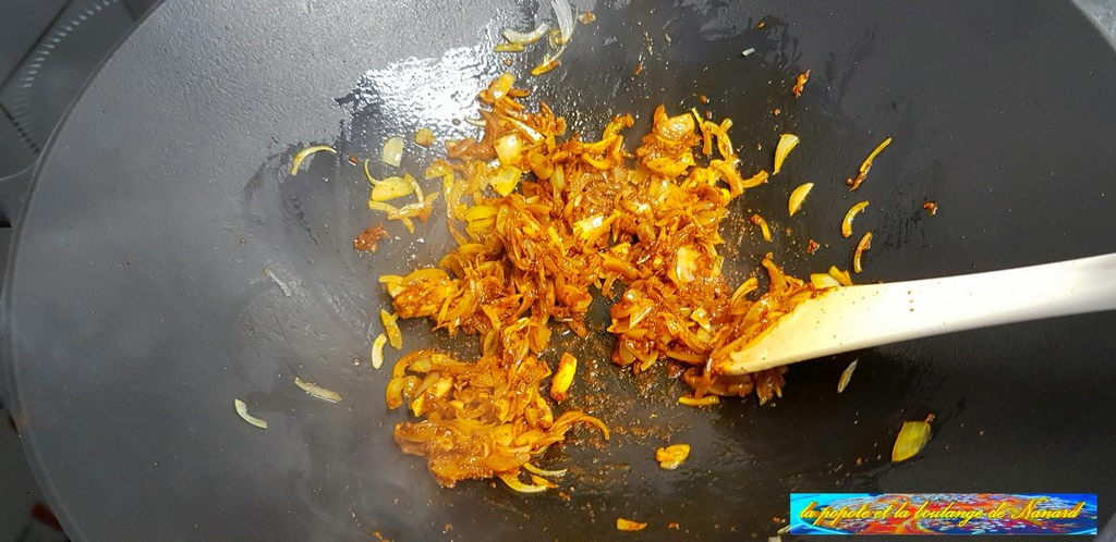Bien mélanger la pâte de curry pendant 1 à 2 minutes