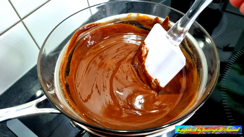Bien mélanger le chocolat avec le beurre