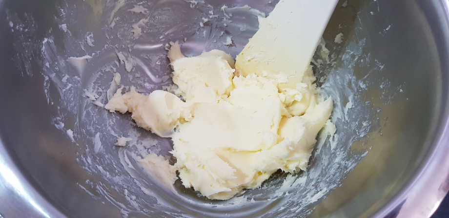 Bien ramollir le beurre avec une spatule dans un saladier