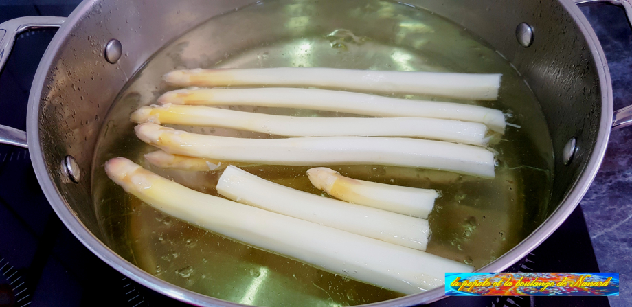 Blanchir les asperges blanches 3 minutes à l\\\'eau bouillante salée