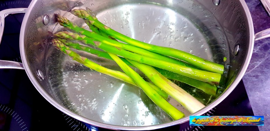 Blanchir les asperges vertes 2 minutes à l\\\'eau bouillante salée