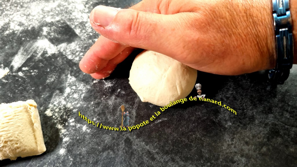 Bouler les pâtons avec la paume de la main