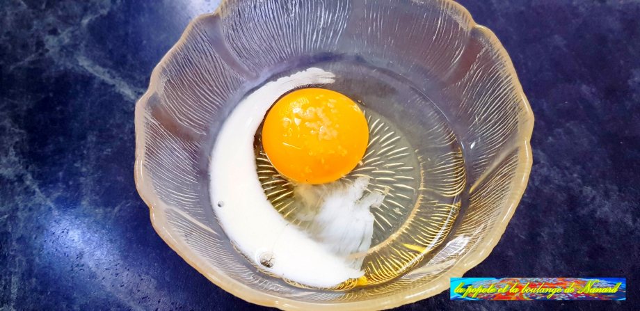 Casser le 2ème œuf dans un ravier avec une cuillère à soupe de lait