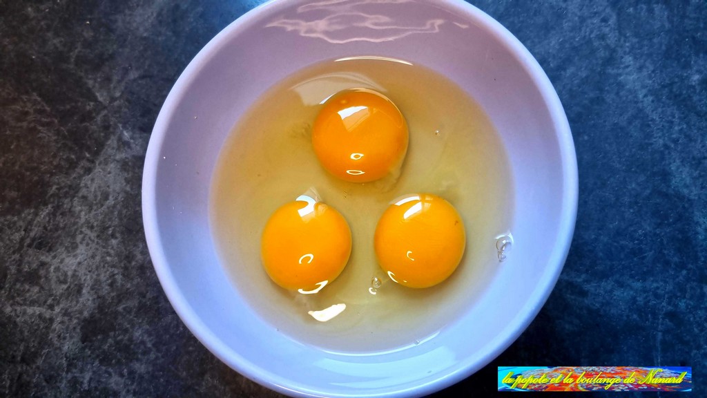 Casser les œufs dans un bol