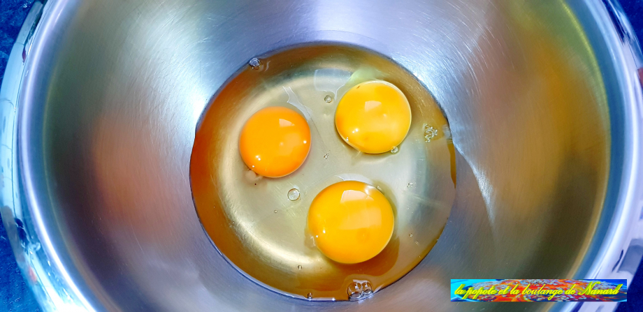 Casser les œufs dans un cul de poule moyen