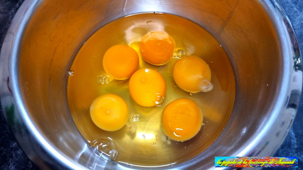 Casser les œufs dans un cul de poule