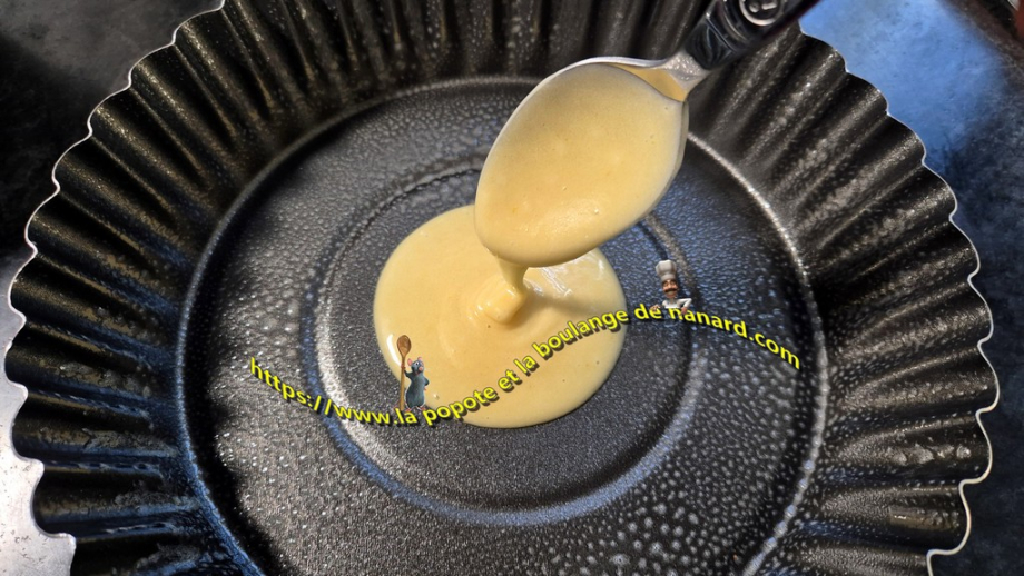 Commencer par verser deux cuillères à soupe de pâte à la vanille au centre du moule