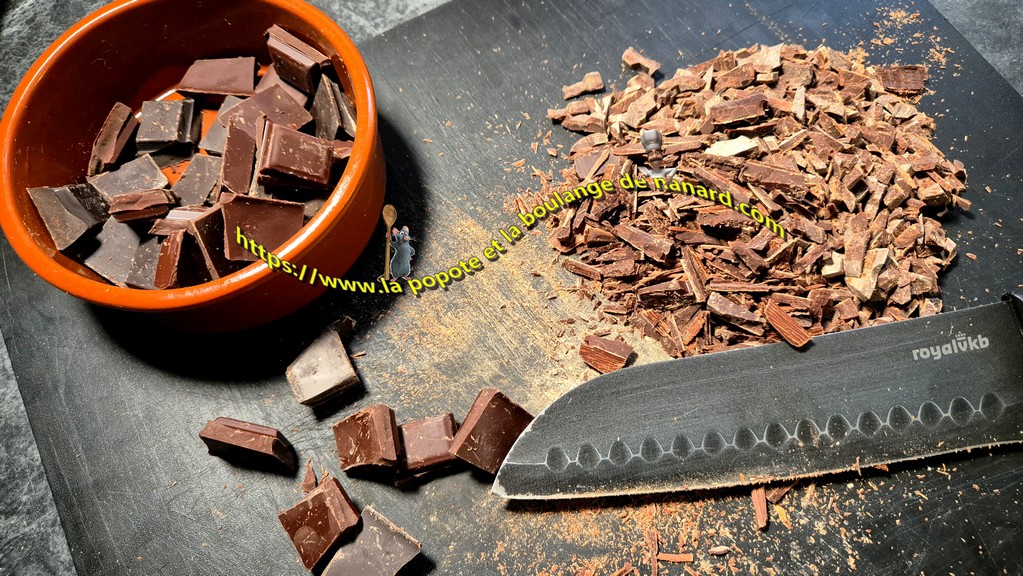 Concasser les chocolats avec un couteau