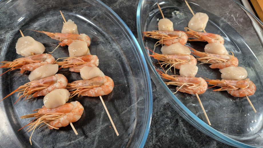 Confectionner les brochettes avec trois noix de St Jacques et trois crevettes