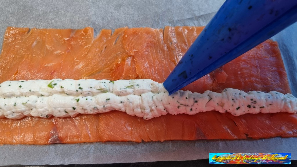 Coucher trois cordons de préparation aux fromages sur la longueur du saumon