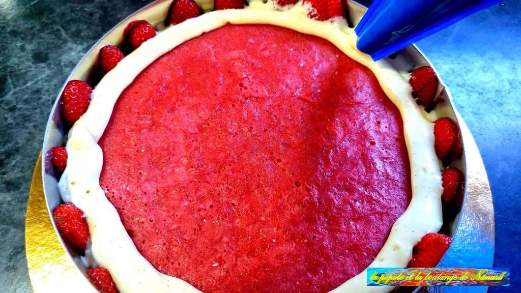 Coucher un cordon de crème entre les fraises et l\\\'insert