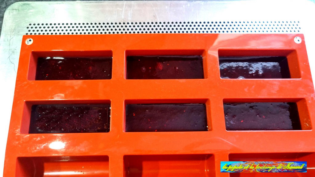 Couler la purée de fruits rouges dans les empreintes choisies pour l\\\'insert