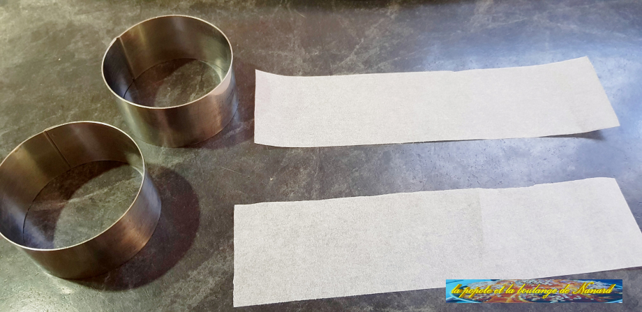 Couper 2 bandes ce papier sulfurisé de 24x6 cm
