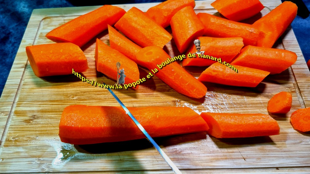 Couper en biseau puis en tronçons d\\\'environ 6 à 7 cm les carottes