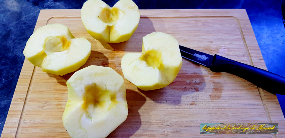 Couper en deux puis épépiner les pommes