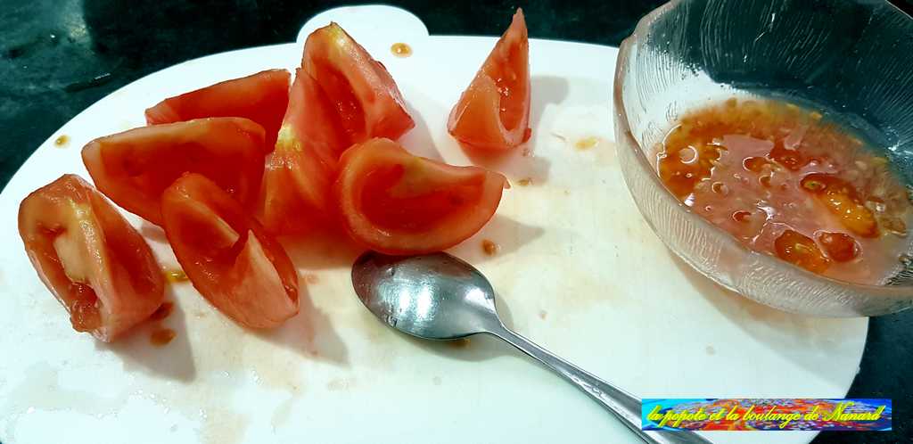 Couper en quartiers puis épépiner les tomates
