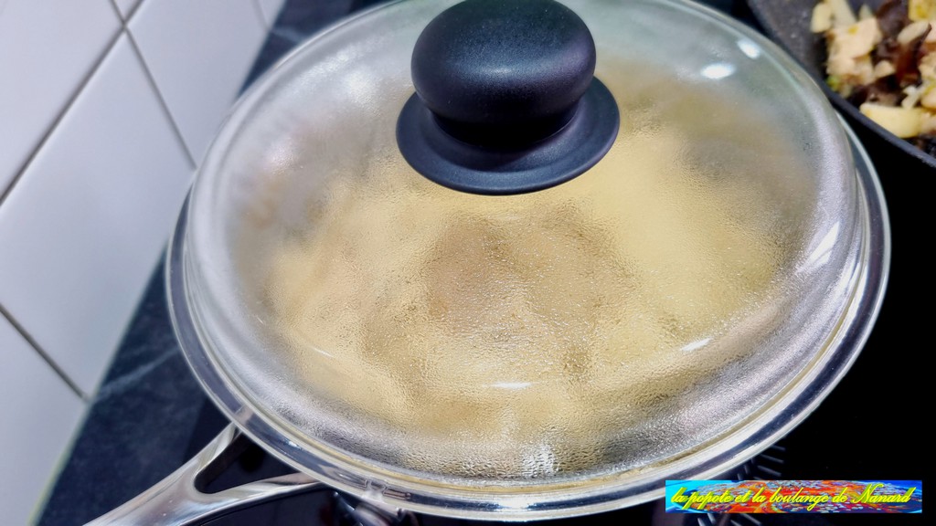 Couper la chauffe, couvrir puis laisser les nouilles 4 minutes dans l\\\'eau bouillante