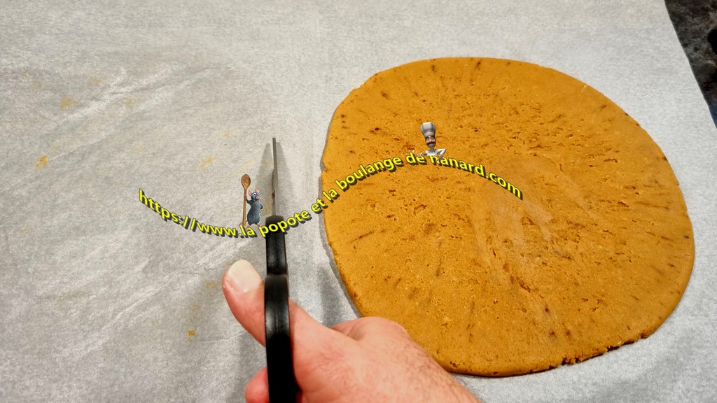 Couper la partie du papier qui recouvrait le dessus de la pâte