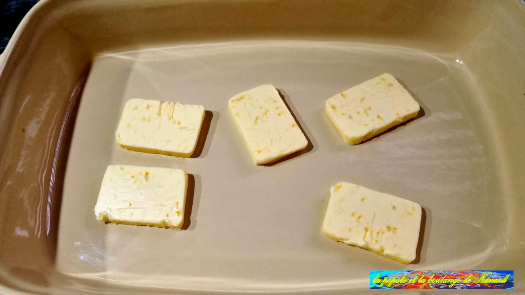 Couper le beurre en gros morceaux puis le mettre dans un plat creux