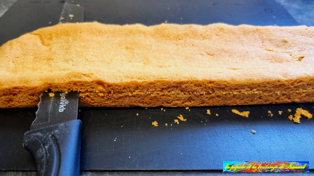 Couper le biscuit Breton en deux dans son épaisseur