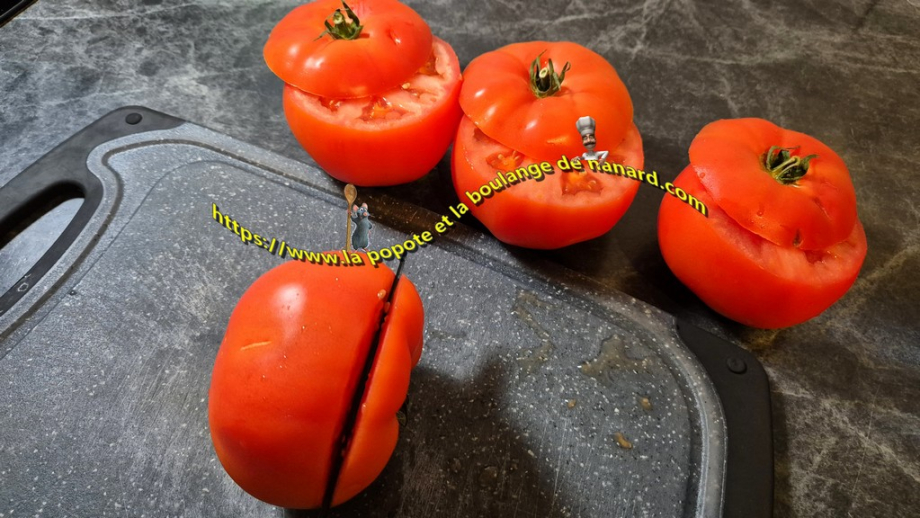 Couper le chapeau des tomates à l\\\'aide d\\\'un couteau à dents