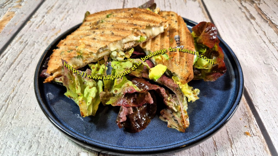 Couper le croque en deux dans la diagonale puis servir immédiatement en le déposant sur la salade assaisonnée