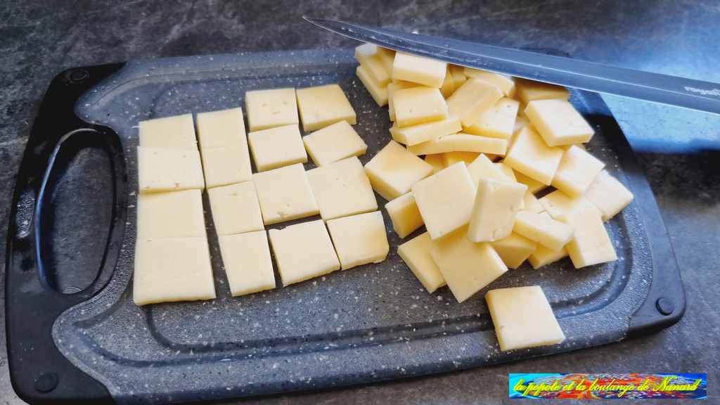 Couper le fromage en morceaux