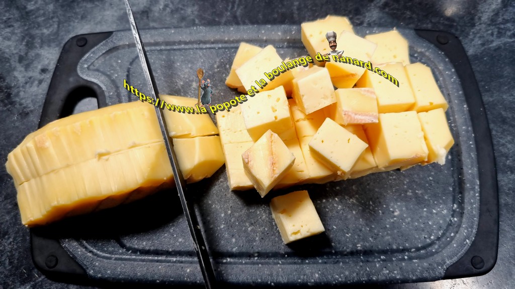Couper le fromage en morceaux