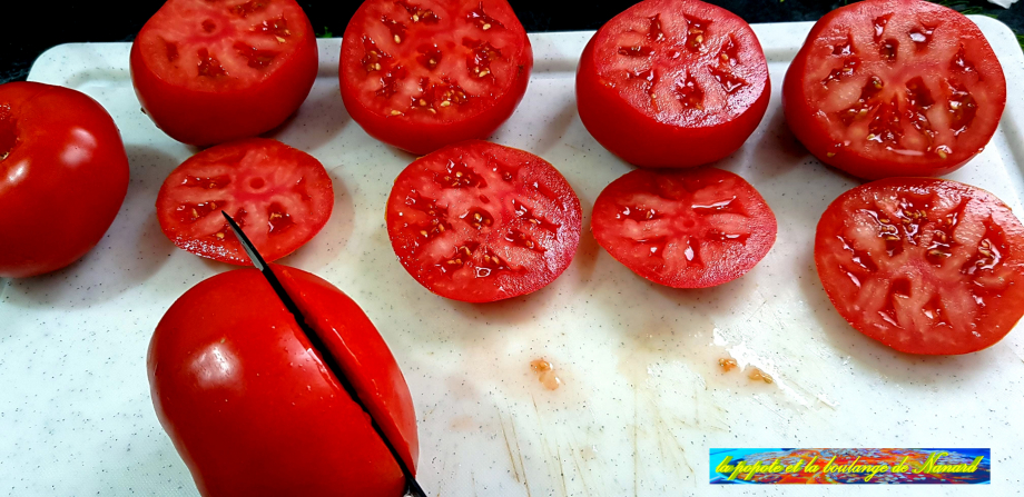 Couper le haut des tomates